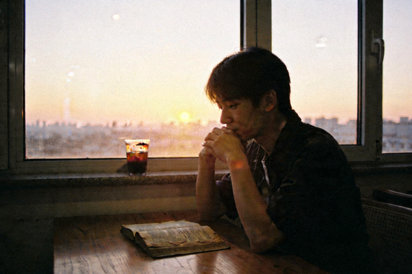 高分剧情片《寂静之声》剧照，主角在黄昏的窗前沉思