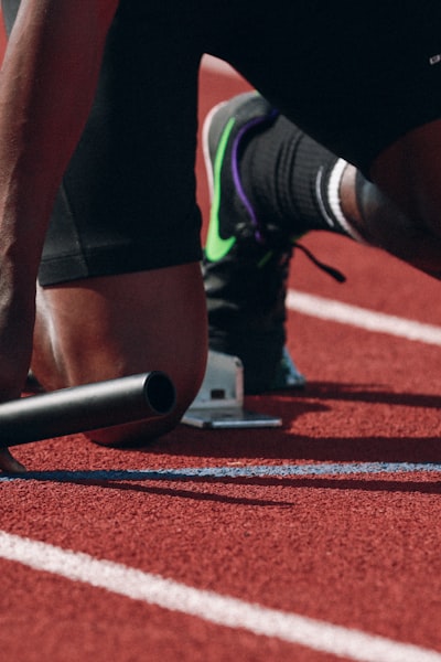 体育赛事《冠军联赛决赛》海报，足球运动员庆祝进球瞬间