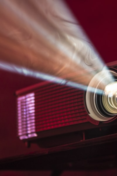 科幻动作大片《星际突围》海报，主角身穿机甲在太空站前战斗