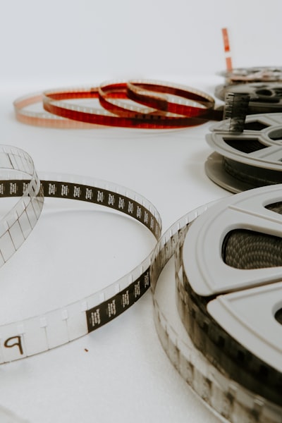 犯罪悬疑美剧《暗夜侦探》第三季海报，侦探在雨夜中调查