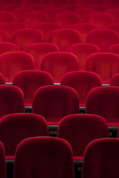 热血动漫《剑与魔法》海报，主角手持发光长剑面对巨龙